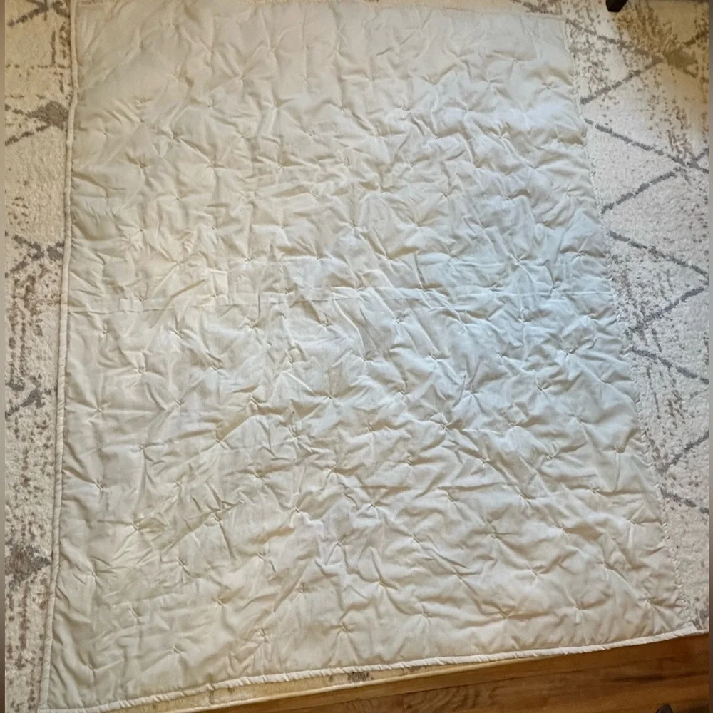 Handmade Patchwork Quilt with Floral Accents - Picture 6 of 6